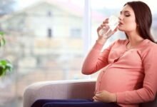 هل شرب الماء الدافىء آمن خلال الحمل؟