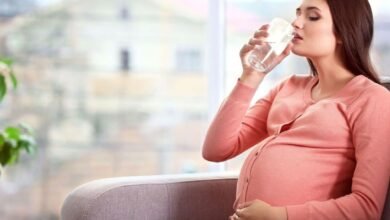 هل شرب الماء الدافىء آمن خلال الحمل؟